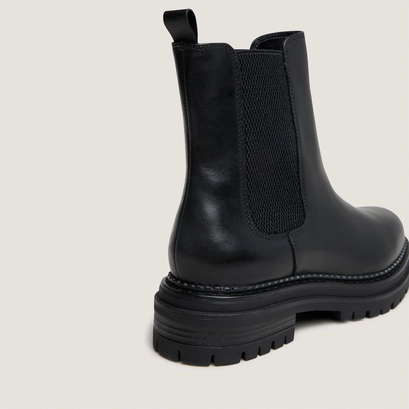 Low boots with notched soles and elastic in black leather | adalard