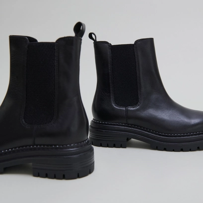 Low boots with notched soles and elastic in black leather | adalard