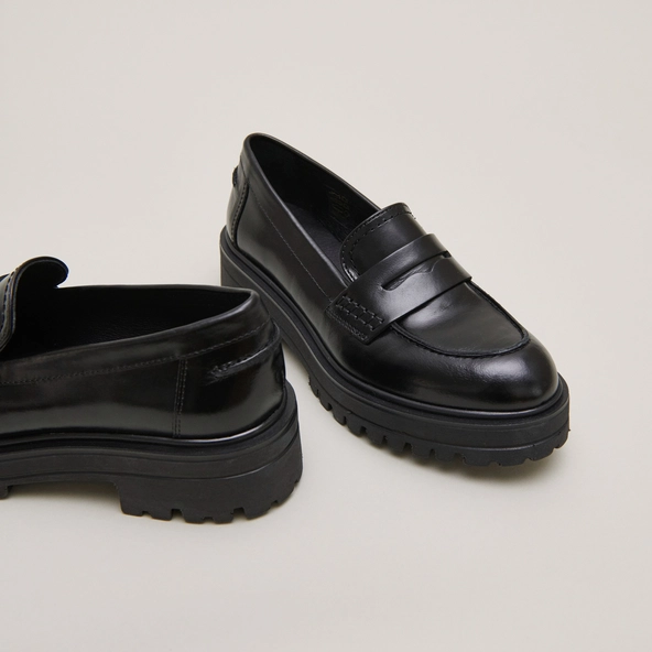 Moccasins with notched soles in black leather | ALFI