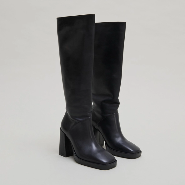 Bottes à talons hauts et bouts carrés in black leather | DETHLEE