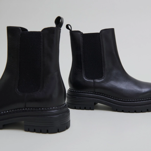 Low boots with notched soles and elastic in black leather | ADALARD