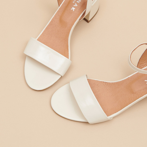 Sandales &agrave; talons et bouts ronds ecru