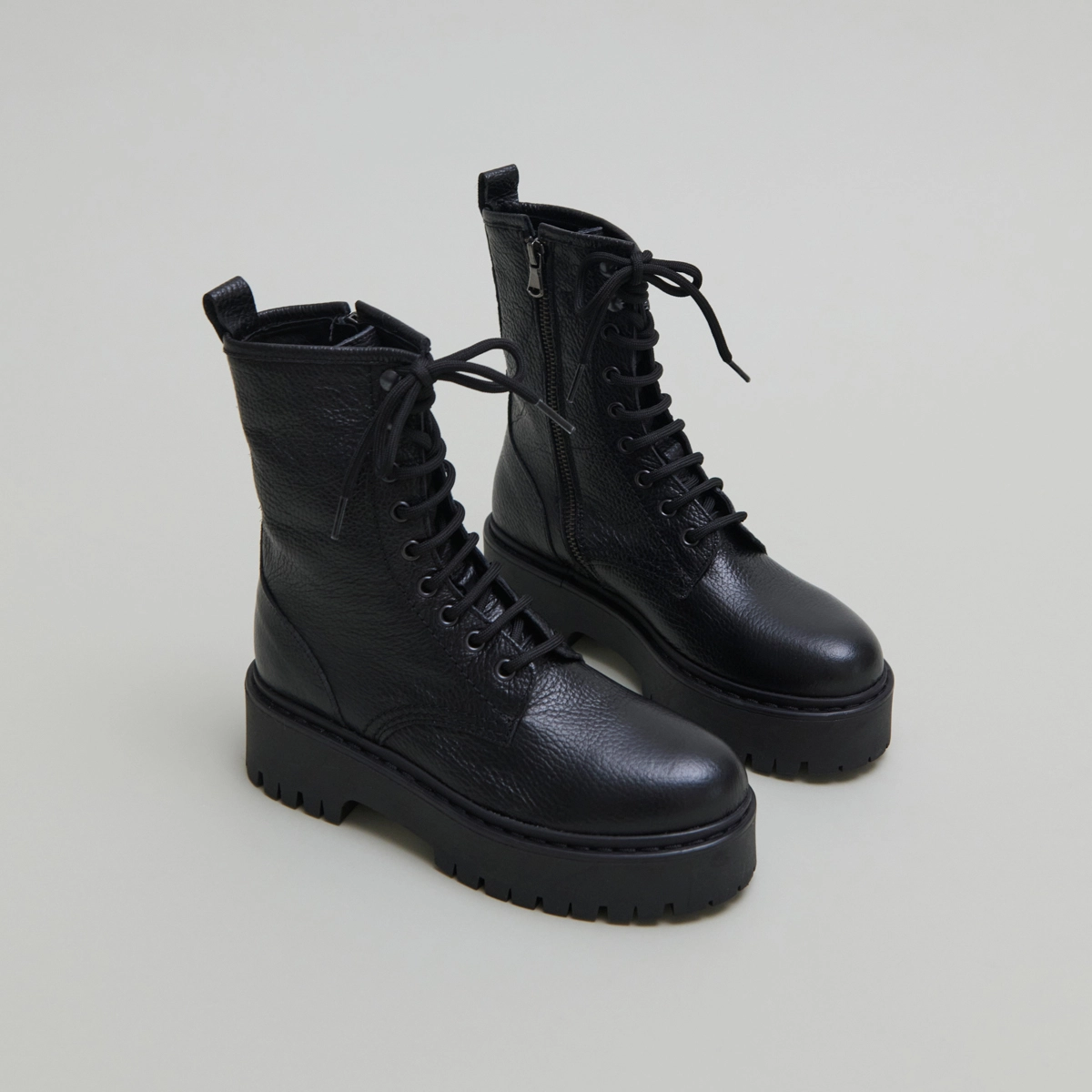 Platform boots with laces in black grained leather | ROBBO