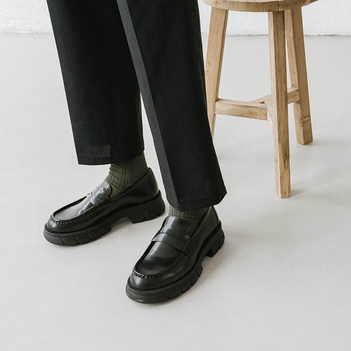 Mocassins à semelles crantées in glazed black leather | DIAQUO