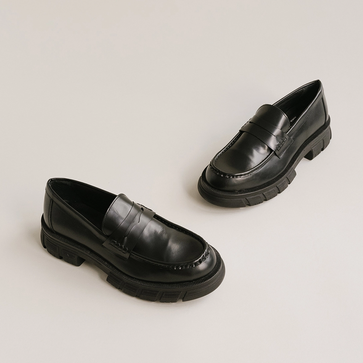Mocassins à semelles crantées in glazed black leather | DIAQUO