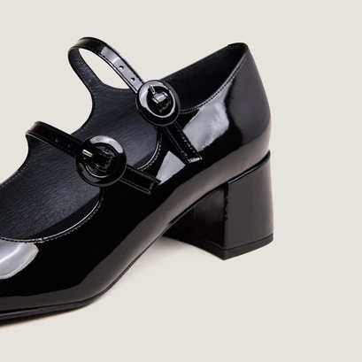 Babies with double straps and rounded toes in black patent | delou