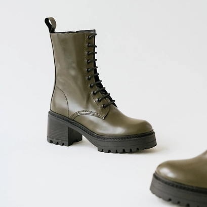Boots &agrave; plateformes et lacets in glazed khaki leather | rumba