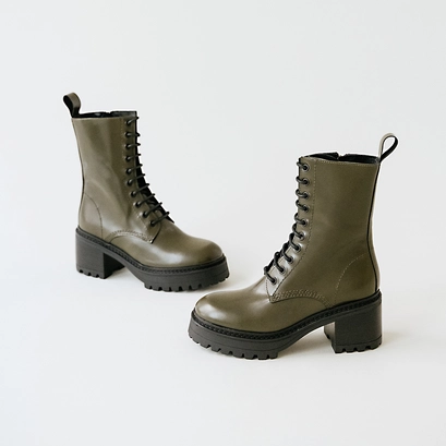 Boots &agrave; plateformes et lacets in glazed khaki leather | rumba