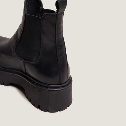 Platform boots with round toes in black leather | ravie