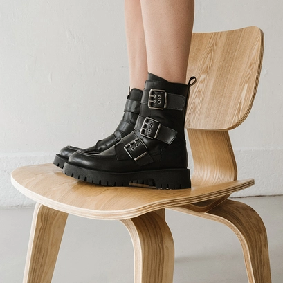 Boots &agrave; semelles crant&eacute;es et sangles in black leather | runner
