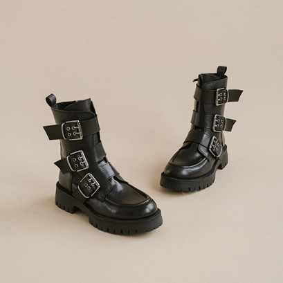 Boots &agrave; semelles crant&eacute;es et sangles in black leather | runner
