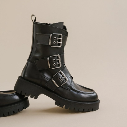 Boots &agrave; semelles crant&eacute;es et sangles in black leather | runner