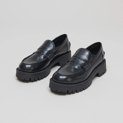 Mocassins &agrave; semelles crant&eacute;es in glazed black leather | RIMANA