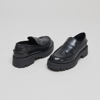 Mocassins &agrave; semelles crant&eacute;es in glazed black leather | RIMANA