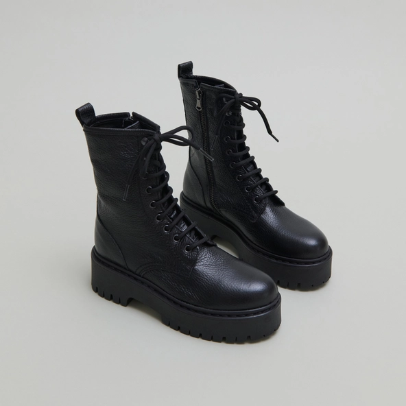 Platform boots with laces in black grained leather | ROBBO