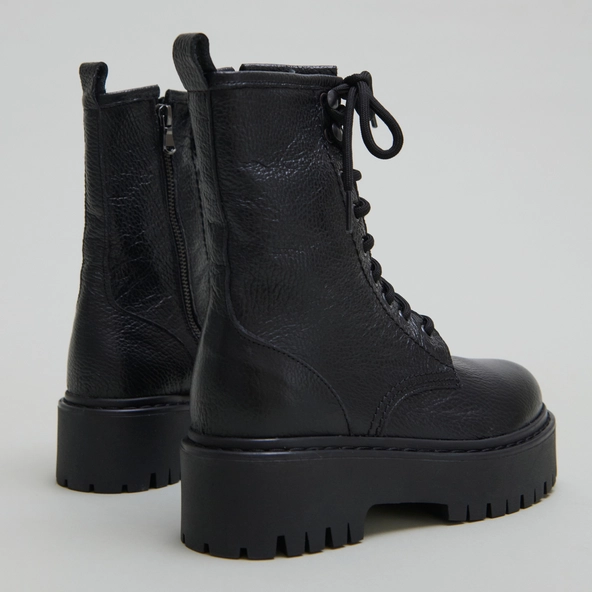 Platform boots with laces in black grained leather | ROBBO