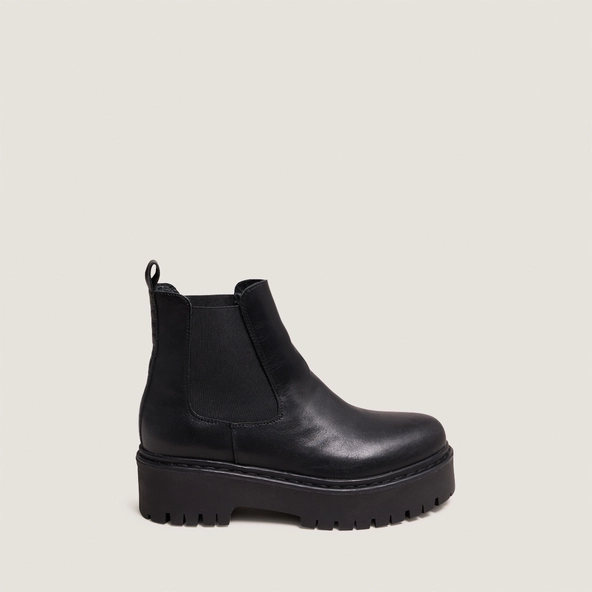 Platform boots with round toes in black leather | RAVIE