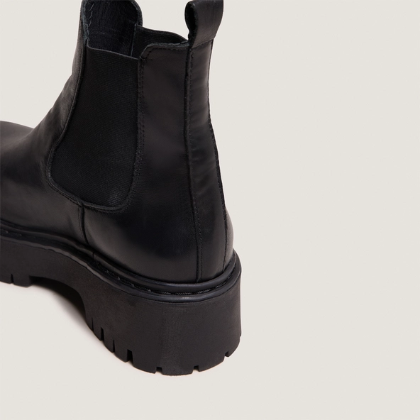 Platform boots with round toes in black leather | RAVIE