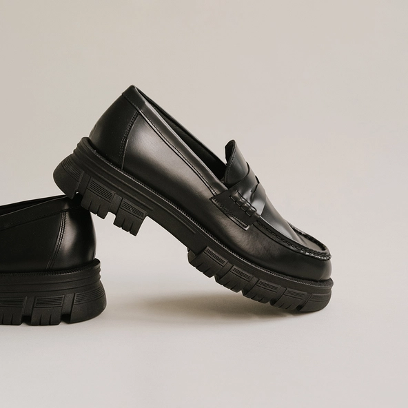 Mocassins à semelles crantées in glazed black leather | DIAQUO
