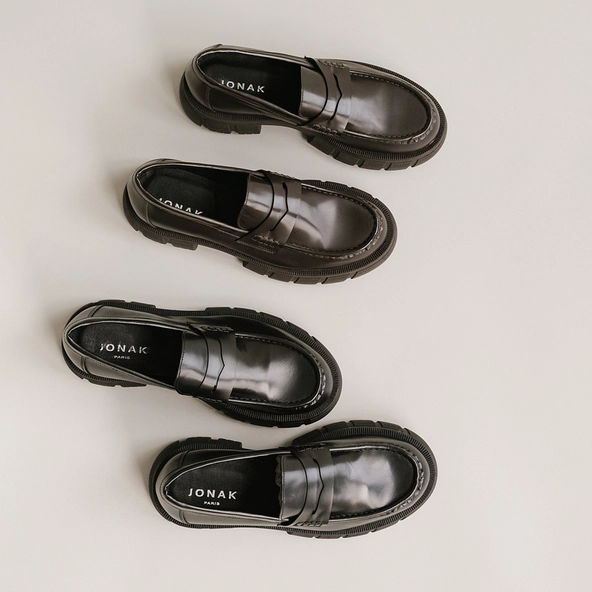 Mocassins à semelles crantées in glazed black leather | DIAQUO