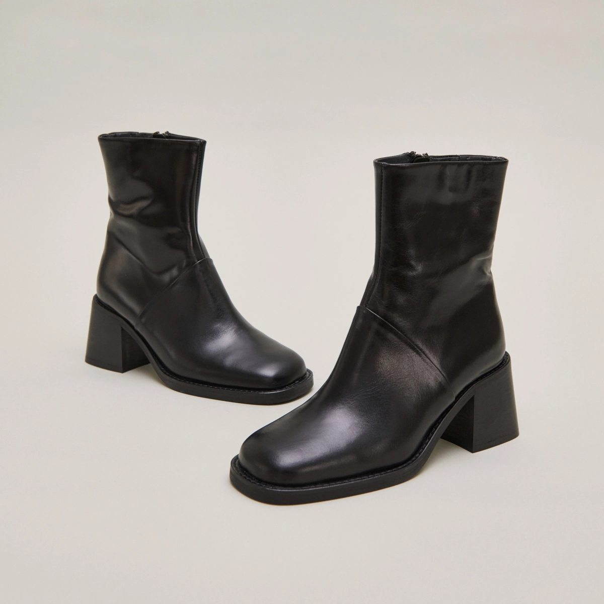 Bottines à bouts carrés et coutures apparentes in black leather | DIOUMA