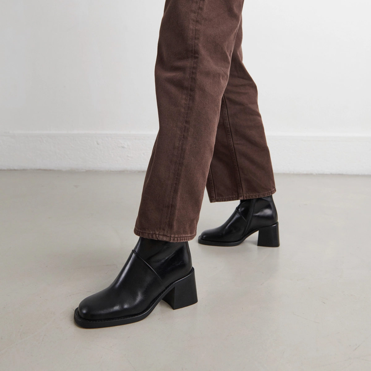Bottines à bouts carrés et coutures apparentes in black leather | DIOUMA