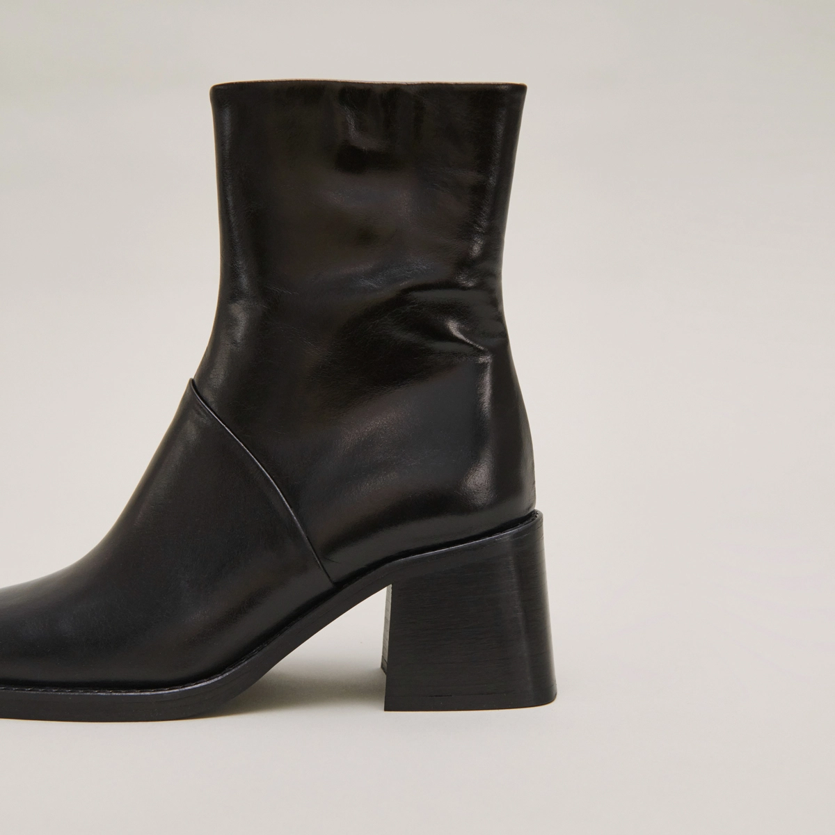 Bottines à bouts carrés et coutures apparentes in black leather | DIOUMA