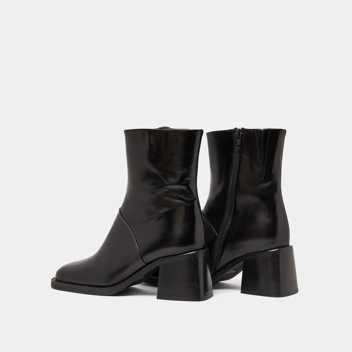 Bottines à bouts carrés et coutures apparentes in black leather | DIOUMA