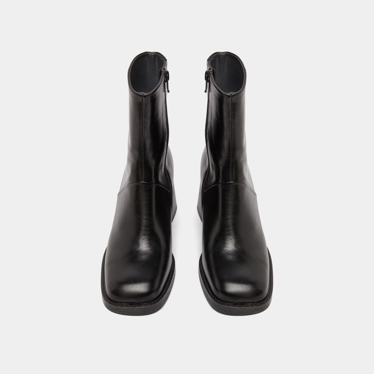 Bottines à bouts carrés et coutures apparentes in black leather | DIOUMA