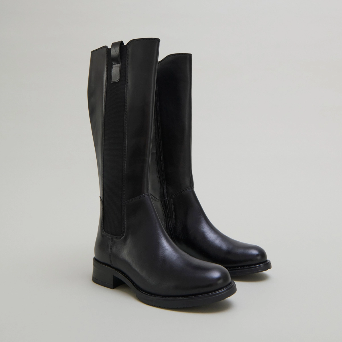 Bottes plates &agrave; bouts ronds in black leather | ASPER