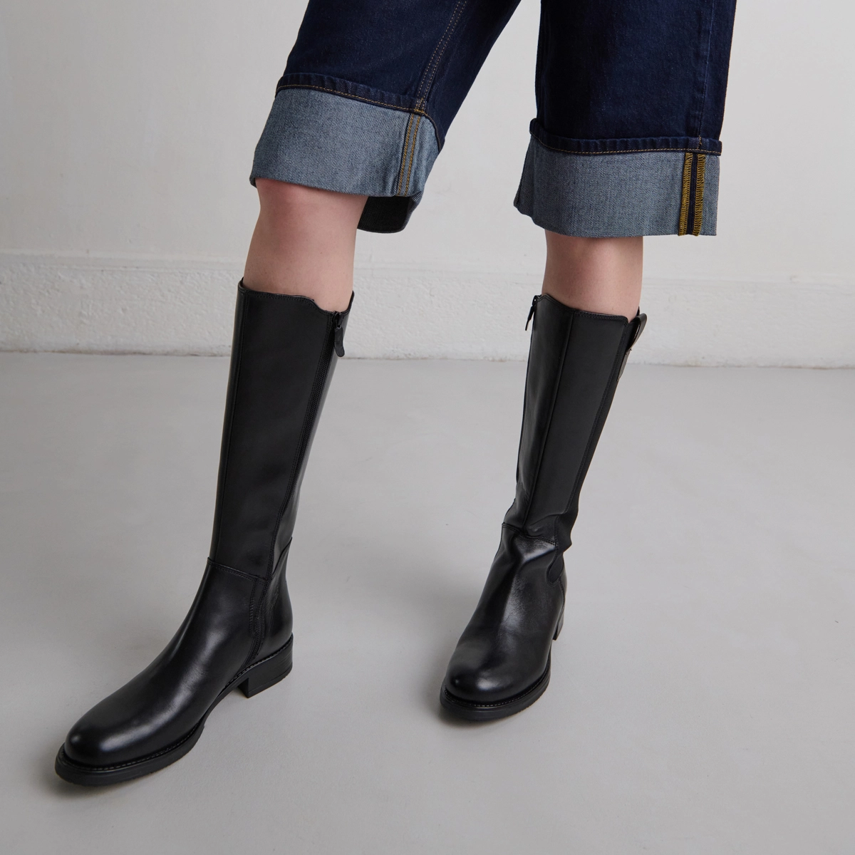 Bottes plates &agrave; bouts ronds in black leather | ASPER