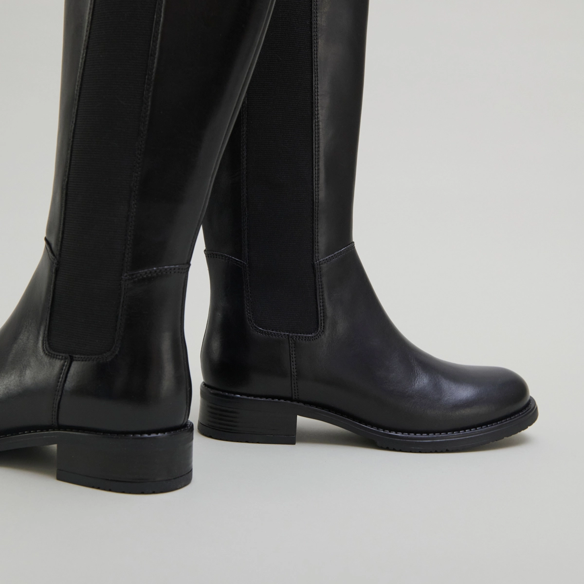 Bottes plates &agrave; bouts ronds in black leather | ASPER