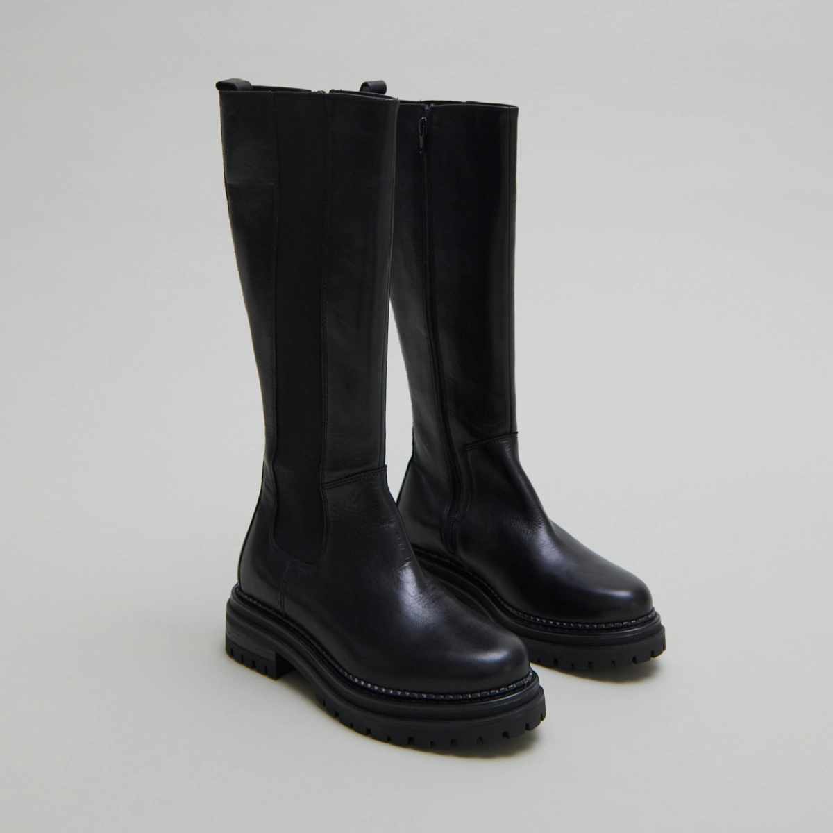 Bottes à bouts ronds et semelles crantée... in black leather | ADAL