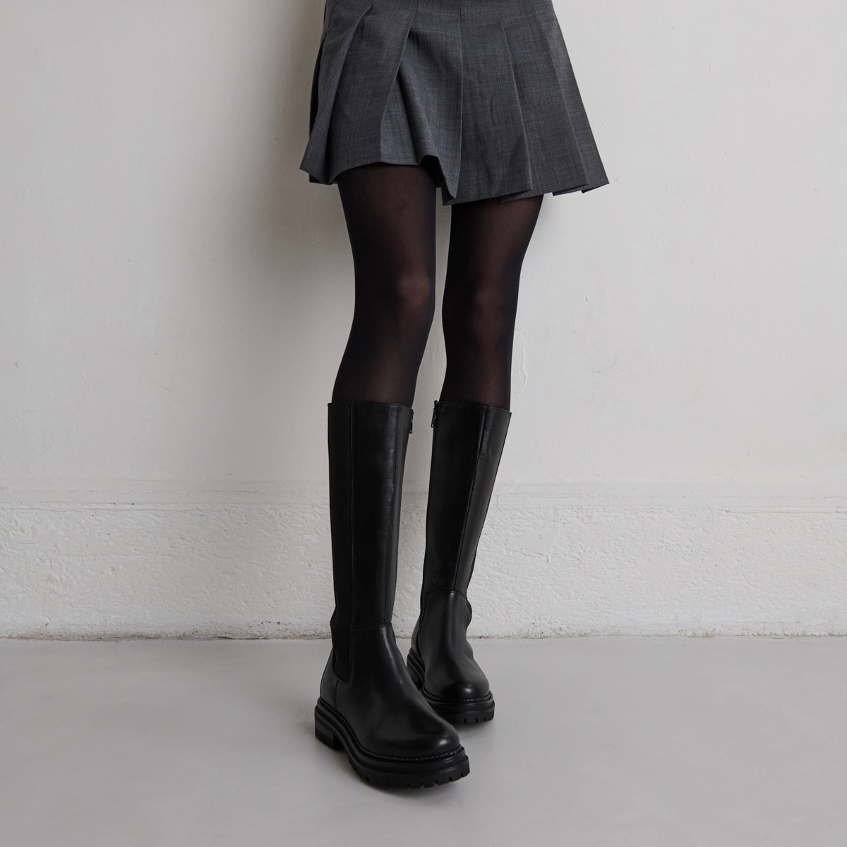 Bottes à bouts ronds et semelles crantée... in black leather | ADAL
