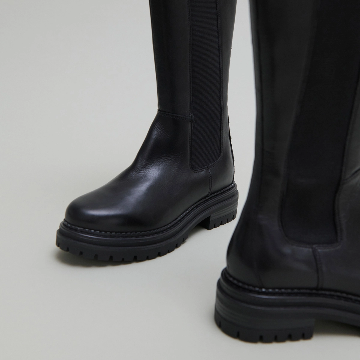 Bottes à bouts ronds et semelles crantée... in black leather | ADAL