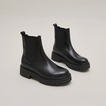 Boots &agrave; semelles crant&eacute;es et &eacute;lastiques in black leather | amandine