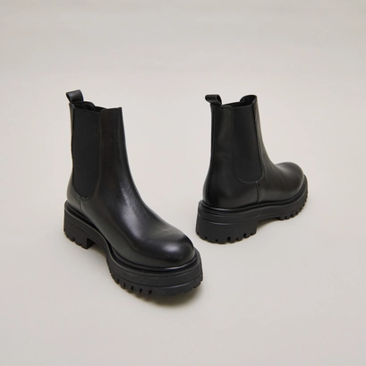 Boots &agrave; semelles crant&eacute;es et &eacute;lastiques in black leather | amandine