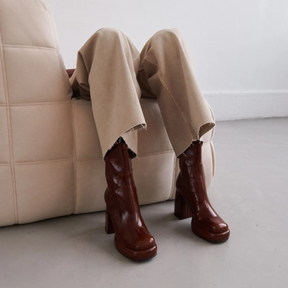 Bottines &agrave; plateformes et bouts carr&eacute;s in brown shiny leather | dena