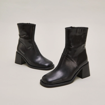 Bottines &agrave; bouts carr&eacute;s et coutures apparentes in black leather | diouma