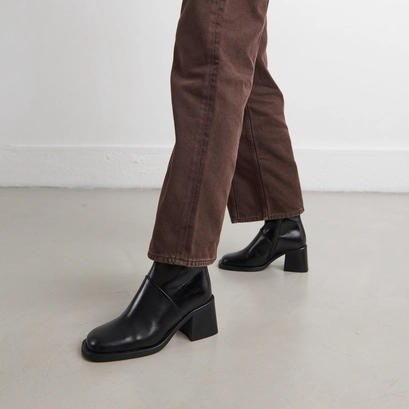 Bottines &agrave; bouts carr&eacute;s et coutures apparentes in black leather | diouma