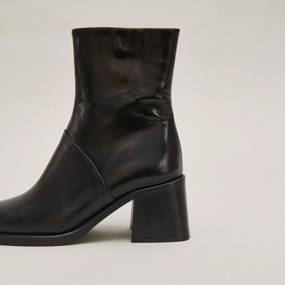 Bottines &agrave; bouts carr&eacute;s et coutures apparentes in black leather | diouma