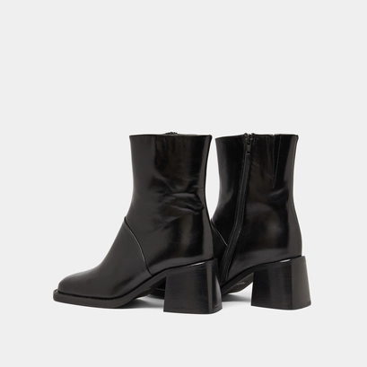 Bottines &agrave; bouts carr&eacute;s et coutures apparentes in black leather | diouma