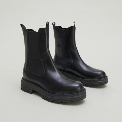 Bottines &agrave; semelles crant&eacute;es in black leather | antonelle