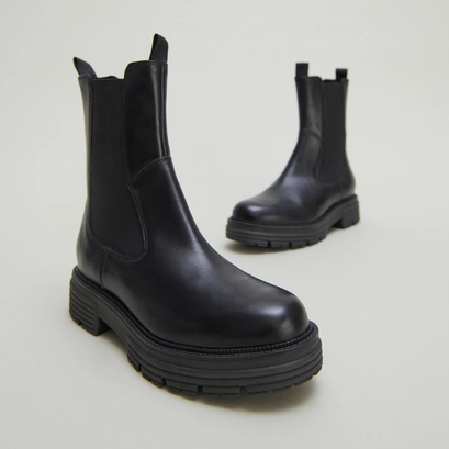 Bottines &agrave; semelles crant&eacute;es in black leather | antonelle