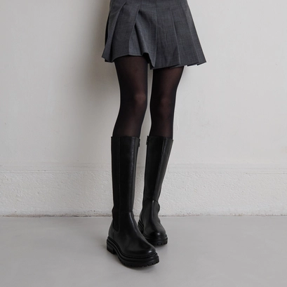 Bottes &agrave; bouts ronds et semelles crant&eacute;e... in black leather | adal
