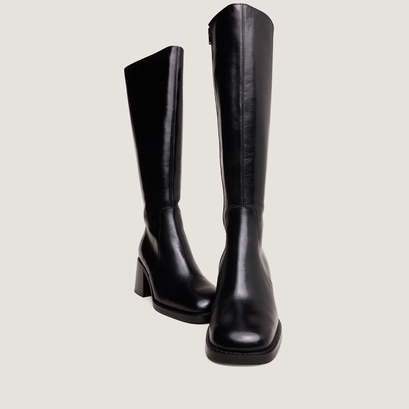 Boots with thick heels and square toes in black leather | diou