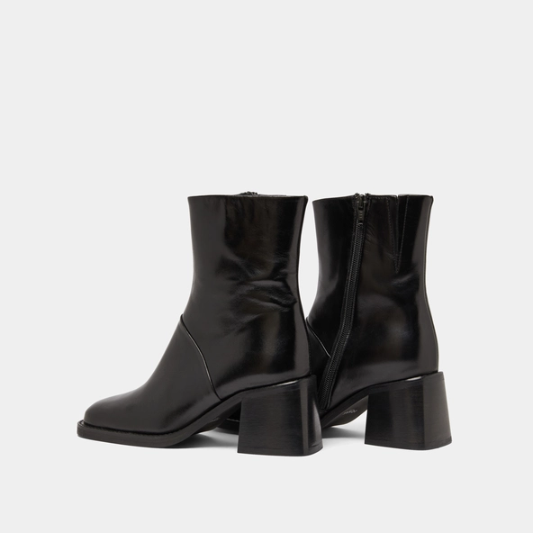 Bottines à bouts carrés et coutures apparentes in black leather | DIOUMA