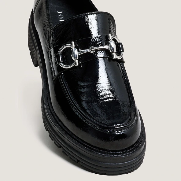 Mocassins à mors et semelles crantées in black pleated patent | ANTON