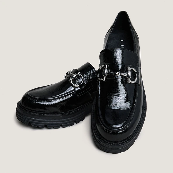 Mocassins à mors et semelles crantées in black pleated patent | ANTON