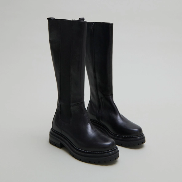 Bottes à bouts ronds et semelles crantée... in black leather | ADAL
